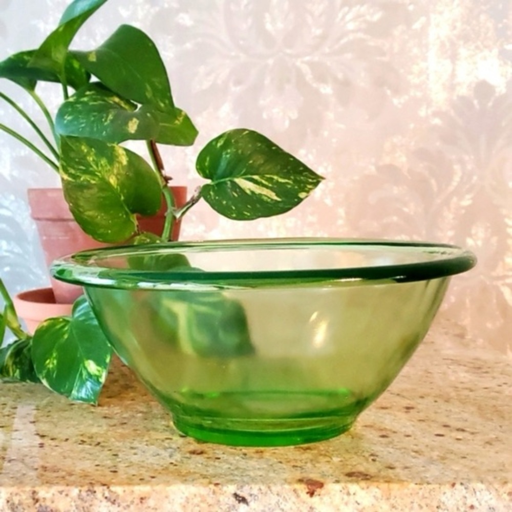 Vintage Hemingray Glass Co uranium glass mixing bowl